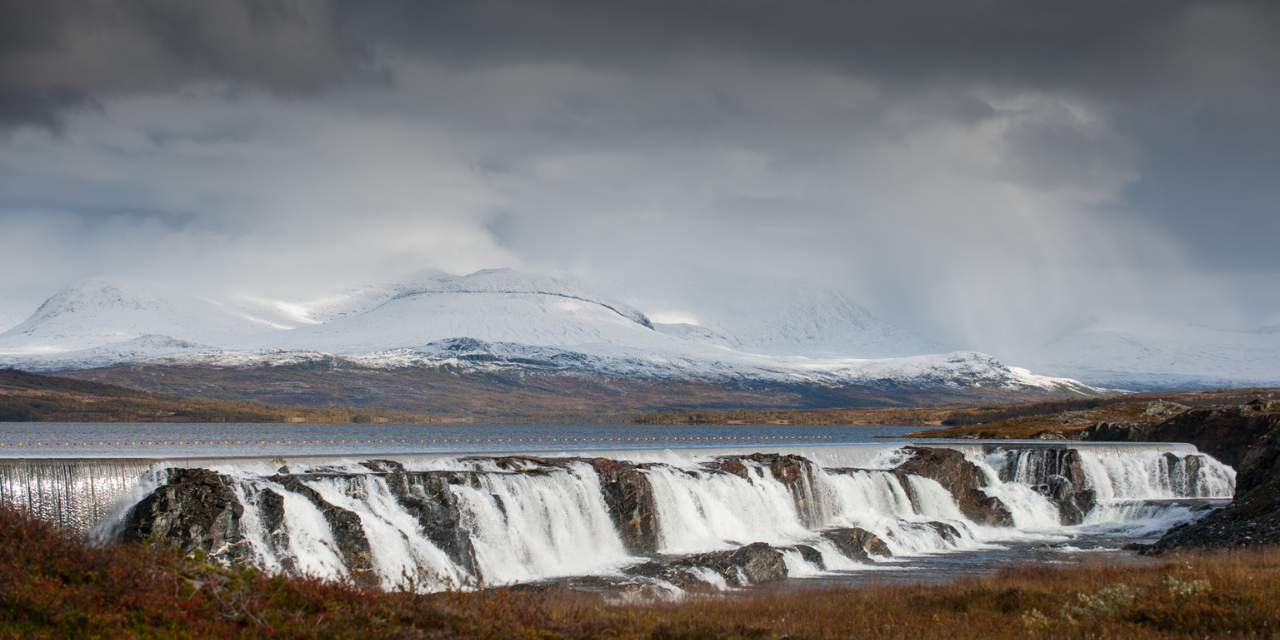 The Nesjø dam in grey and misty weather