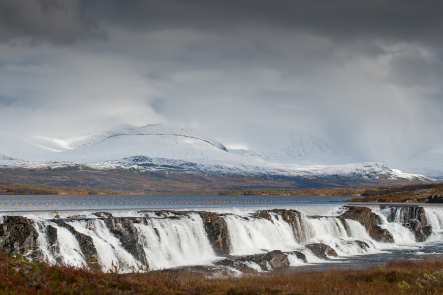 The Nesjø dam in grey and misty weather